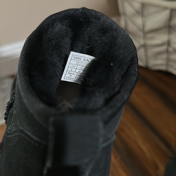 Black short Uggs - Picture 5 of 6
